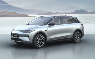 零跑C01秀自动泊车技术！结果尴尬 强行让后车“追尾”