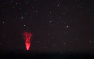喜马拉雅现罕见精灵闪电：如同一只红色大水母