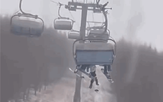 担心的事发生了 滑雪游客乘坐缆车时坠落！官方回应
