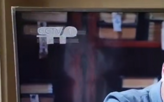 86岁老人只看CCTV1 女孩用A4纸做台标 贴电视防抢台