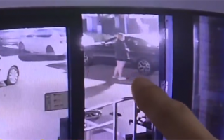 男子用嘴偷吸路边摩托车的汽油：女友望风、共偷5升