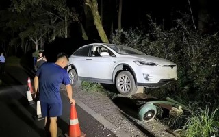 特斯拉“酒驾”车祸：车主副驾坐、车子自己开 责任算谁的？