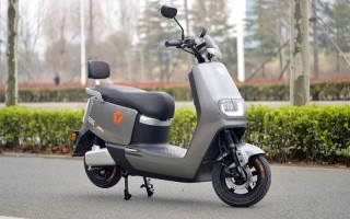 续航快赶上电动汽车了！雅迪冠能二代E8S电动车体验：一次充电超200公里没问题