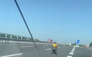 就离谱！大爷开电轮椅上高速淡定超车：网友追问怎么过的收费站
