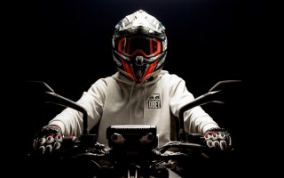 减少头部致命伤害！国内多地明确：骑电动自行车须戴头盔