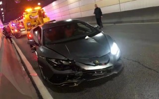 兰博基尼小牛隧道失控撞墙：气囊爆了、轮圈碎了、变独眼龙了