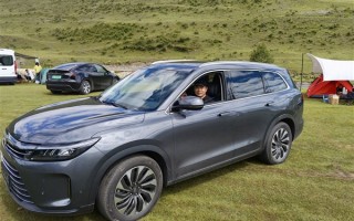 开问界M5/M7与特斯拉等车型一起走川西：余承东发现底盘差距出来了