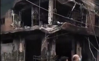 电动车充电自燃一家4口不幸遇难 现场惨烈：网友感慨为何在家充电？