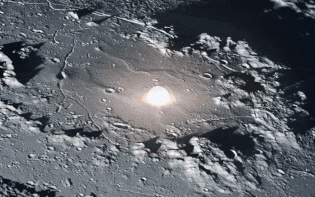 NASA公布一神秘火箭曾撞击月球 形成29米大坑