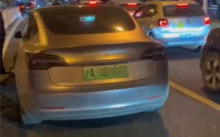 上海一特斯拉再现失控事故：成道路护栏“终结者”