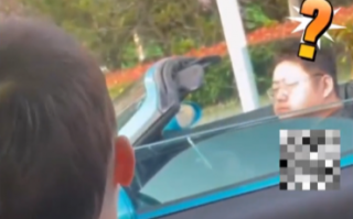 男子开敞篷跑车被小朋友追问：叔叔为什么你的车没盖？