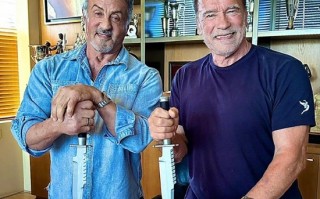 76岁史泰龙与施瓦辛格晒合影 两大硬汉一起做南瓜灯