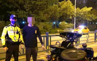 曾骑摩托追高铁 时速狂飙至280km/h！百万粉“网红”无证驾驶被查