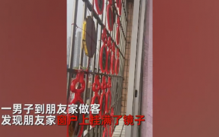 男子买22面镜子挂阳台反击邻居 直言沟通无果：网友称打败魔法的只有魔法