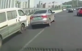 惊险！小车不打灯强行变道还减速：被面包车顶翻后滑出十多米