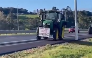 新西兰征收牛羊打嗝费计划受阻：农民开拖拉机上街头抗议