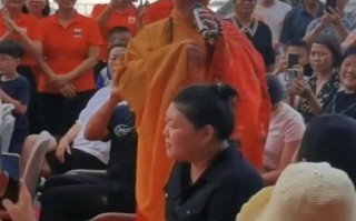 86版《西游记》唐僧扮演者街头献唱：状态良好不显老