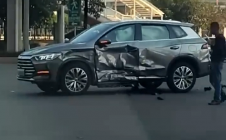 国产新能源车碰撞：比亚迪又赢一次 另一辆车头都没了