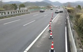 宁波高速上线安全锥“机器人” 车辆出事故后自动摆锥桶