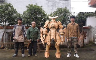 孙子想要变形金刚 木匠爷爷便做了个1.8米“墨子”