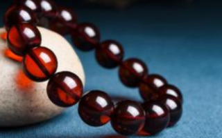 女人戴血珀的好处 女生佩戴血珀的禁忌