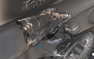 奔驰车熄火十分钟后自燃 车主：未进行任何改装