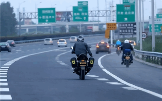曝太原一男子头盔贴封条被“封”在摩托上！官方回应