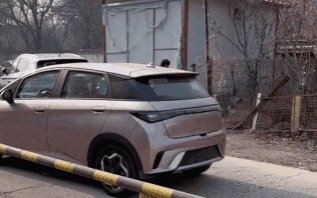 比亚迪今年400万销量有戏？实拍上牌处名场面：10辆车有8辆比亚迪