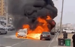 一新能源汽车马路上自燃：底盘狂喷火 堪比“喷火枪”