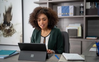 微软推出 AI 工具 Dynamics 365 Copilot，可帮助员工写邮件、记录会议摘要等