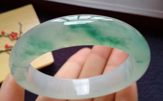 糯种翡翠属于什么档次的翡翠 糯种翡翠会越戴越透吗