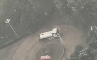 暴雨天洒水车转圈洒水引热议 专家科普：这不是洒水 而是在冲洗淤泥