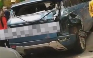 违停路虎被出警消防车撞烂！车主：我全责 不用赔