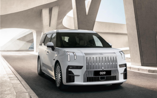 极氪009自称史上最刚MPV 岚图梦想家不服：在线“约架”尾部碰撞