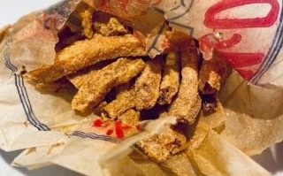 夫妇翻修老房 砸墙后意外发现一份63年前薯条：口味很重的感觉