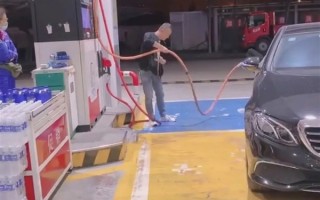 油价飞涨 加油时抖油管真的会多出一管油？白忙活！