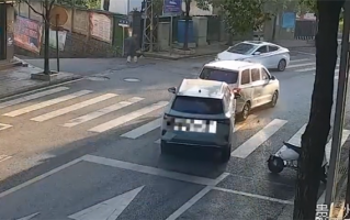 女子连续2次撞同一车：无证驾驶、还穿4厘米以上细高跟鞋