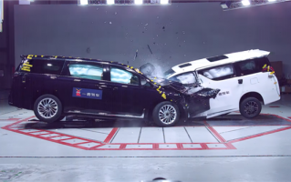 经费爆炸！丰田埃尔法对撞岚图梦想家：加价王够安全吗？