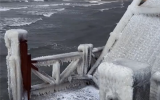 威海海边护栏冻满冰凌 仿佛一夜进入“冰河世纪”