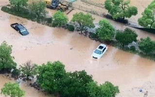 江西宜春暴雨成灾 网友实拍当地情况：有居民上街抓鱼