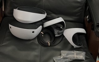 PS VR2真机首度曝光：有线连接、手柄超科幻