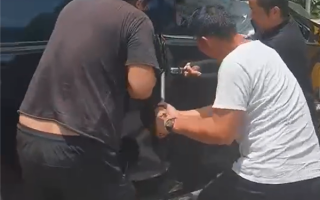 百万雷克萨斯车豪车出事故后车门锁死 官方通报：一死两伤