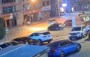 五菱宝骏行驶中爆炸 车内有物体炸出数米高