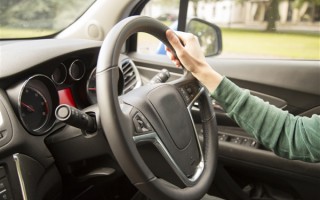 新手女司机侧方停车堵路10分钟：感谢无人催促