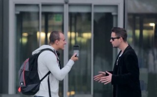 整蛊路人 iPhone被掰弯后有何反应