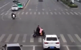 男子闯红灯被撞要求调监控：想看看自己飞了多高