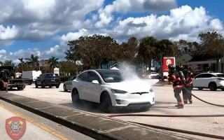 老外发现了不能买电动汽车的新理由：飓风后狂自燃！想想就后怕