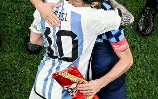 世界杯半决赛现场唱起《孤勇者》：致敬37岁的“魔笛”莫德里奇