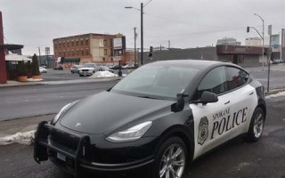 现实版GTA！福特野马狂飙 特斯拉Model Y警车高速追击