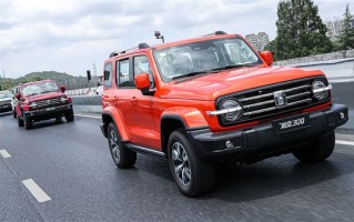 坦克300越野冲坡起火被烧报废 网友：真开成坦克了